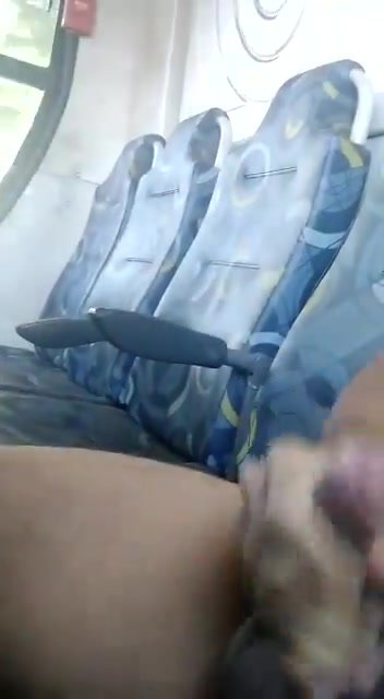 Batendo punheta onibus brasileiro