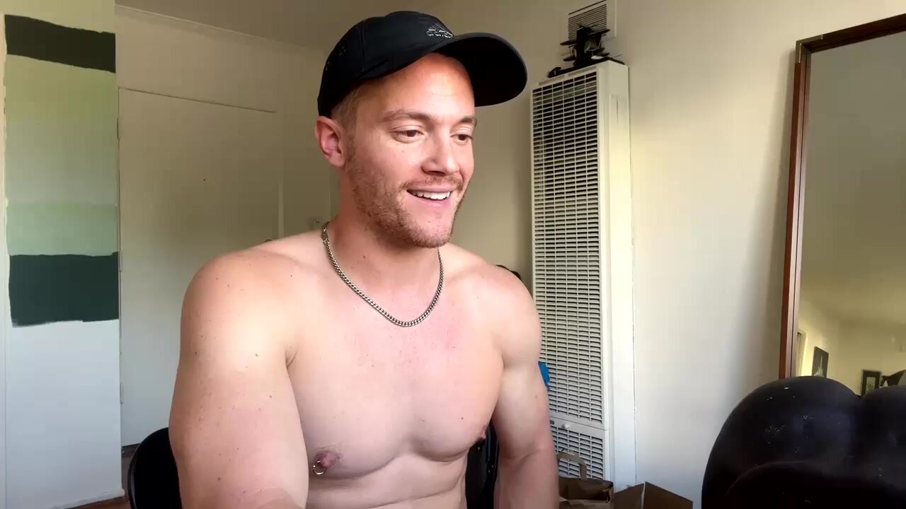 Cali Hunk Spreads His Ass And Shows Hole