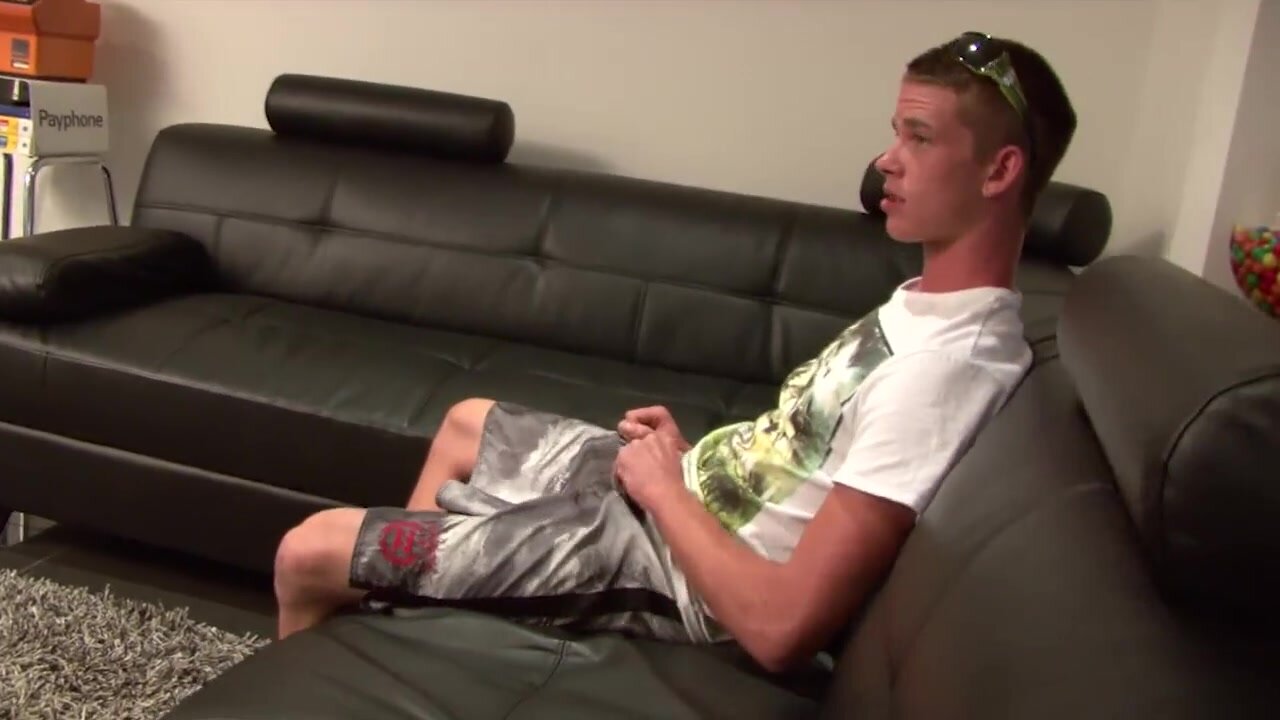 Str8 Aussie guy gets BJ ...