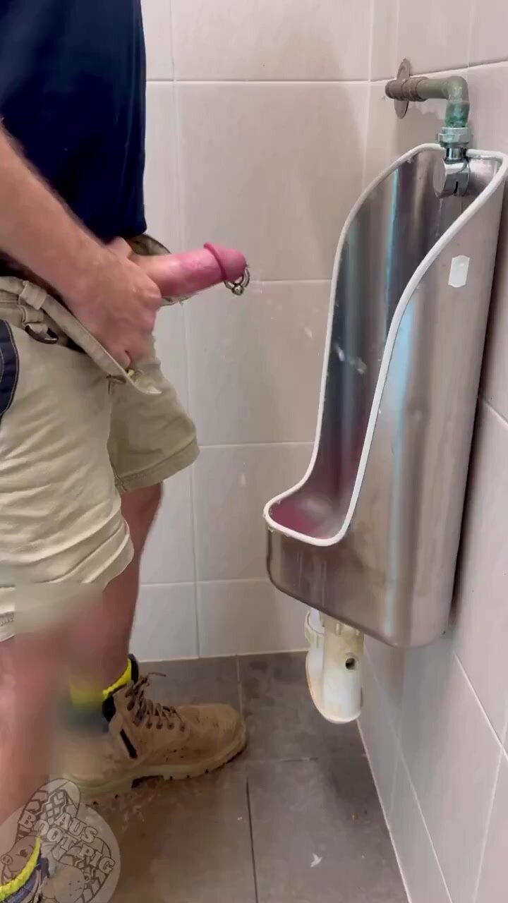 Builder Piss - video 3