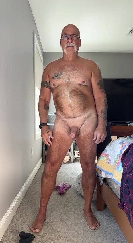 Hairy daddy faggot shows off his full body