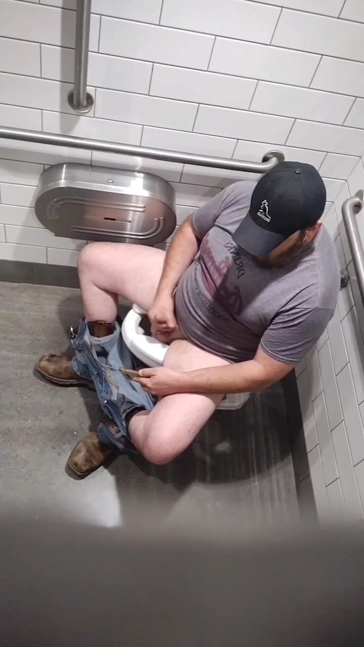 Caught this sexy jerking