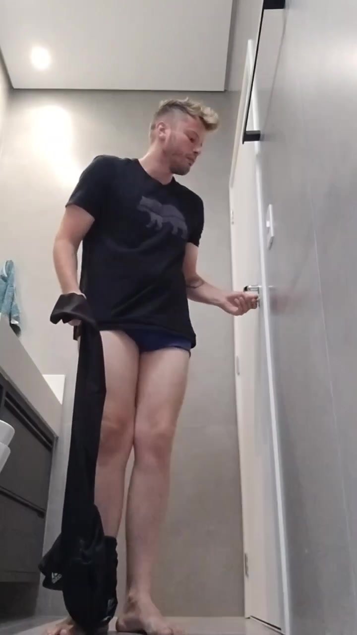 Brazilian faggot strips down and shows his asshole