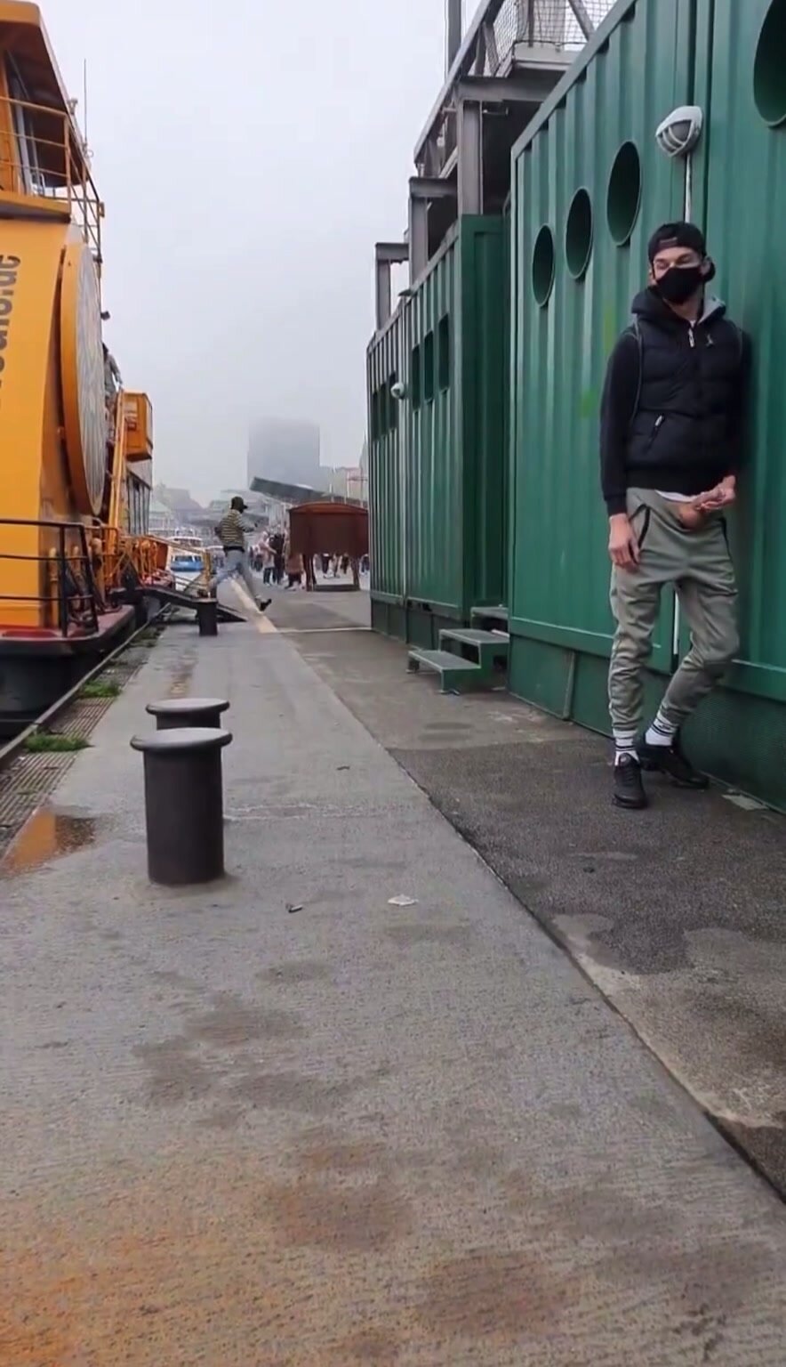 Risky jerkoff near tourists