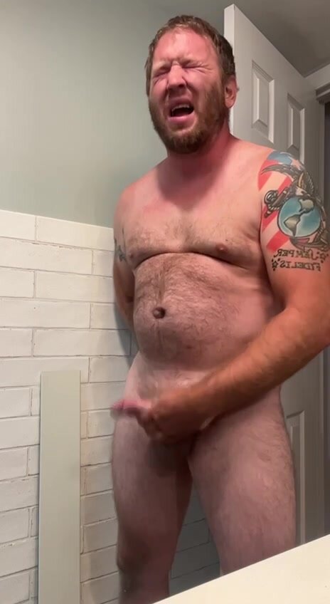 Hairy faggot jerks off with toothpaste