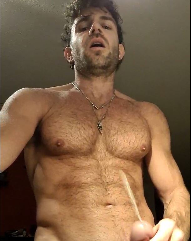 Sexy hairy ripped guy cums