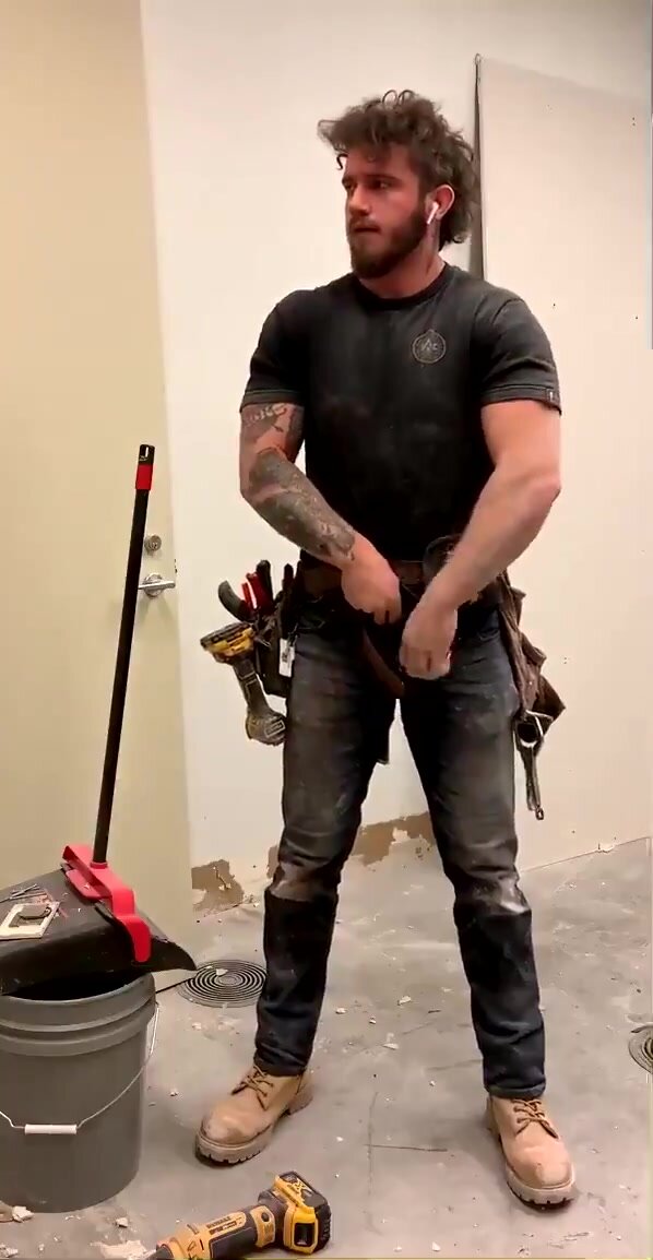 Hot Aussie Tradie Jerking one out