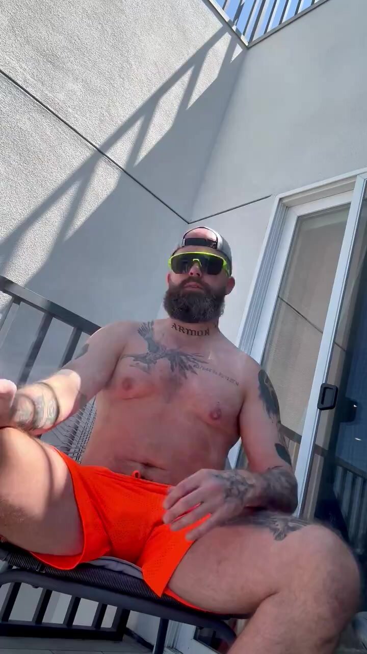 Hot Tradie Chilling, flashes cock