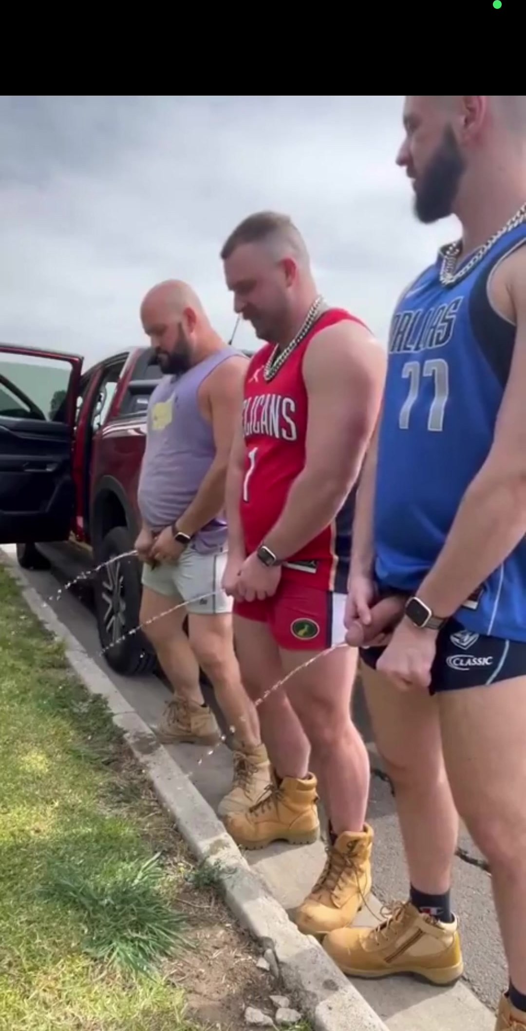 Friends pissing - video 9