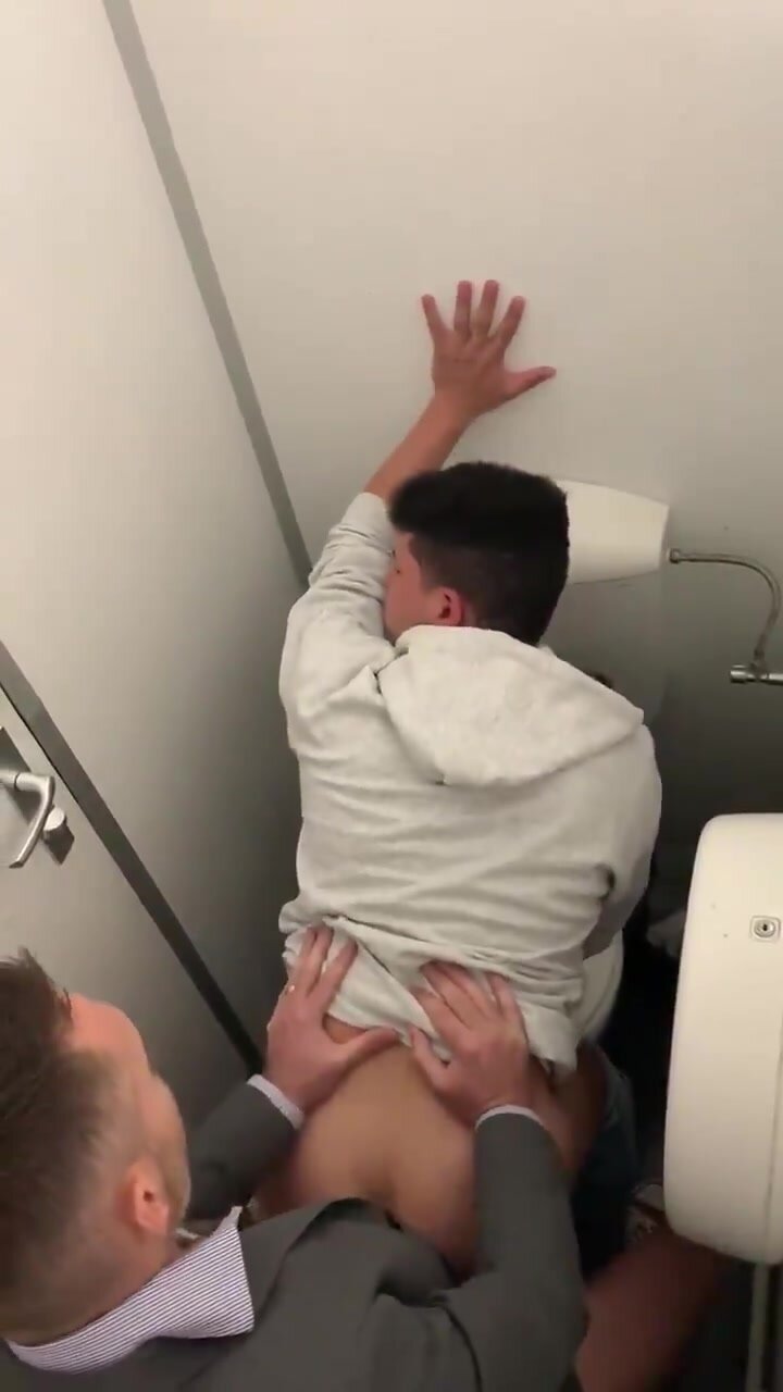 Rica cojida en baño publico - video 2