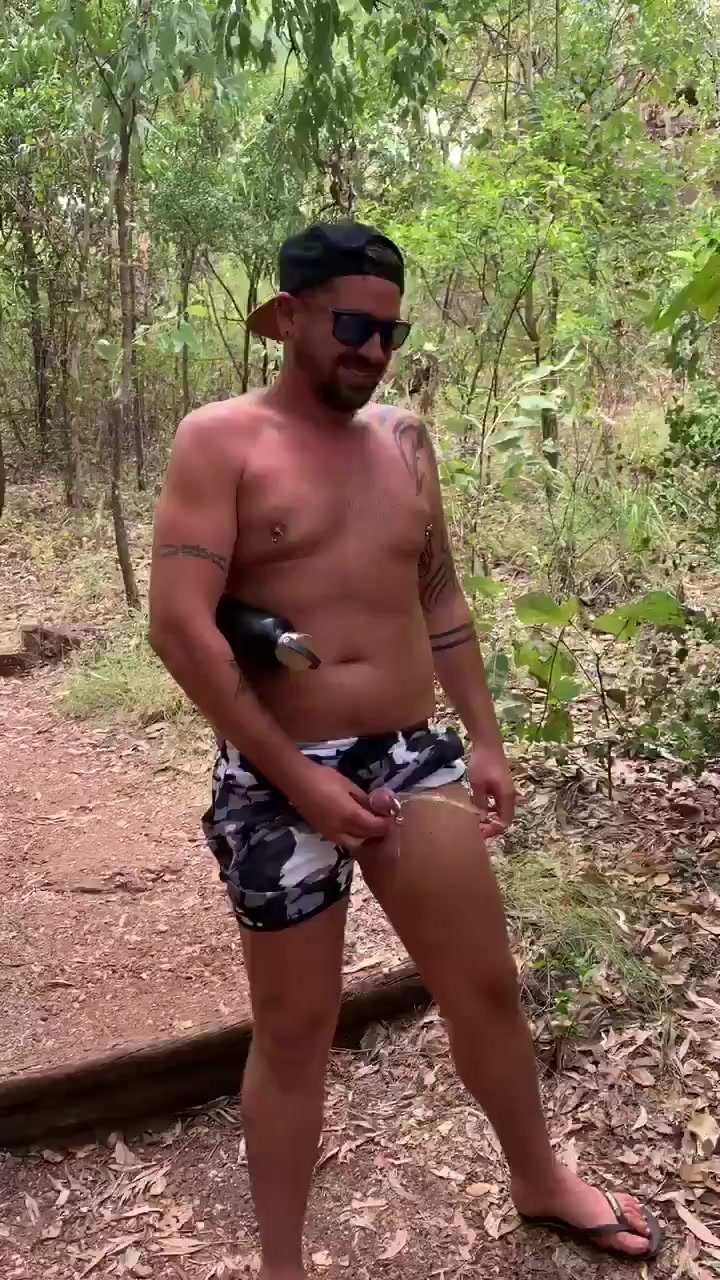 FRIEND PISSING IN THE FOREST