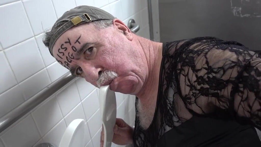 SISSY TOILET FAGGOT LOVES UNDERSTALL COCK SUCKING!!!