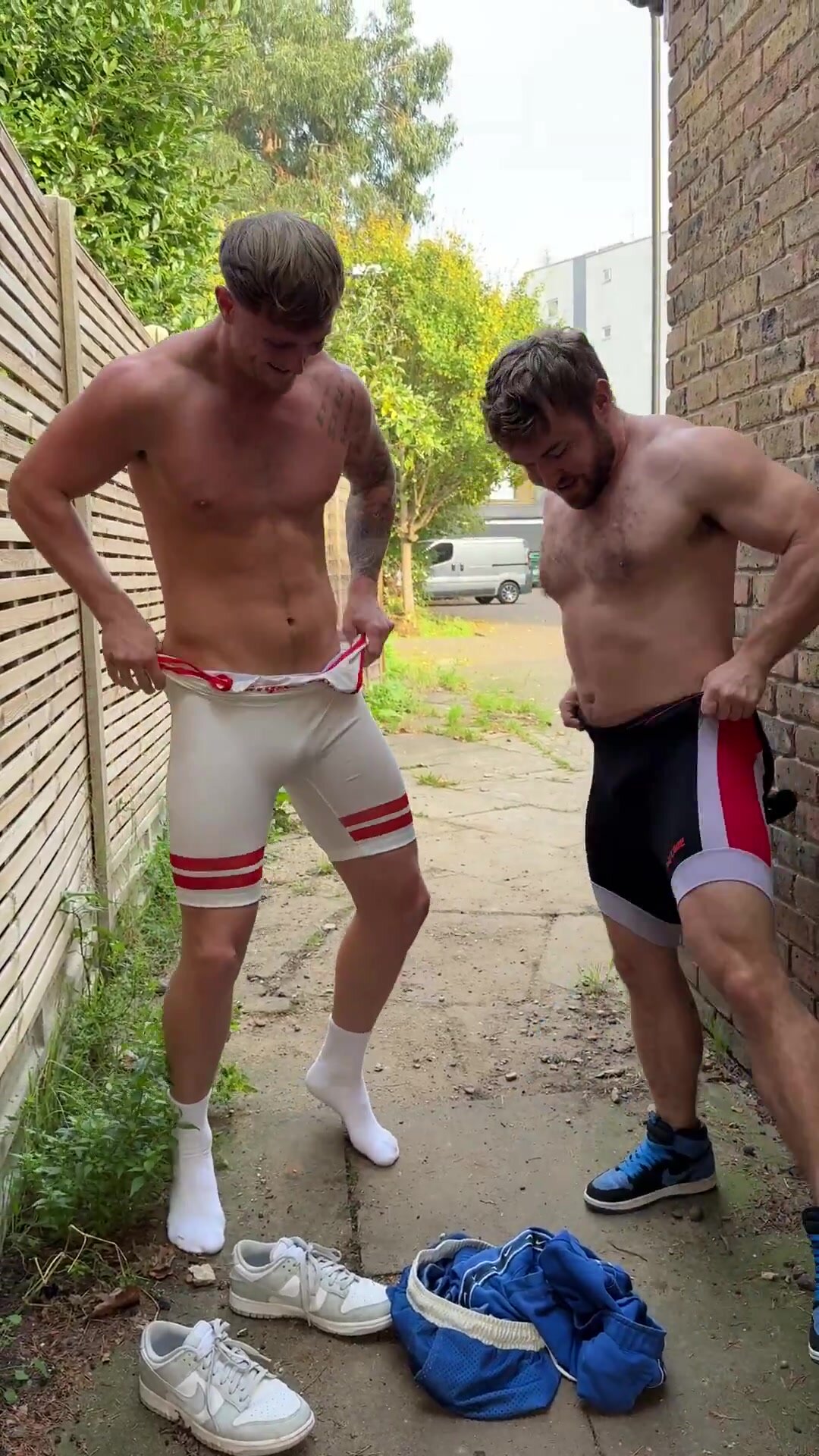 English lads change into singlets