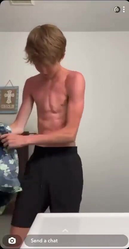 Twink masterbates huge dong
