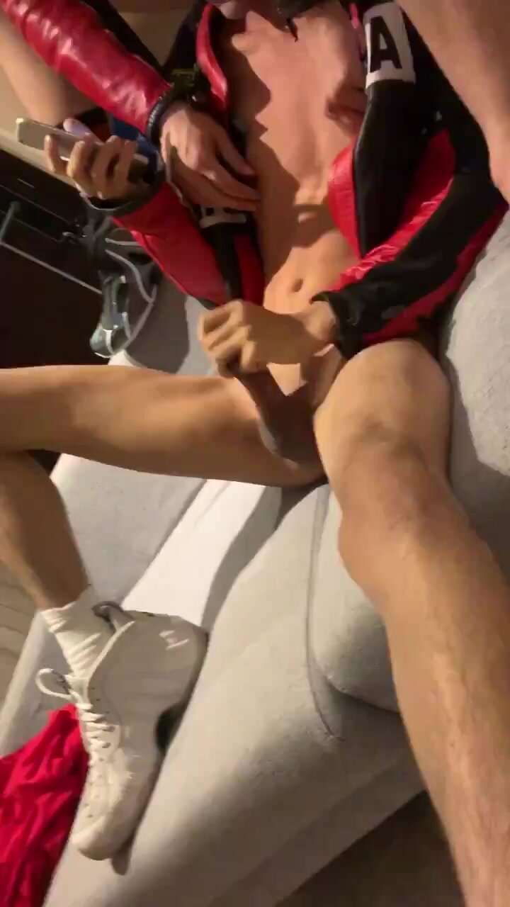 Vr-playing guy got jerked off