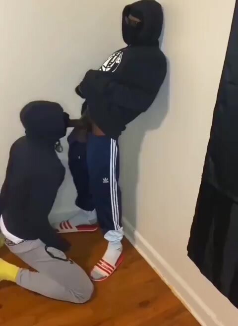 Weird vídeo - sucking a gigant dick