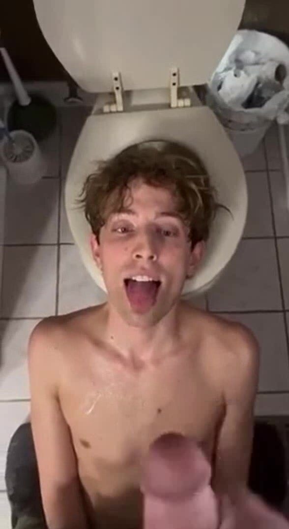 Twink receives big facial from his master