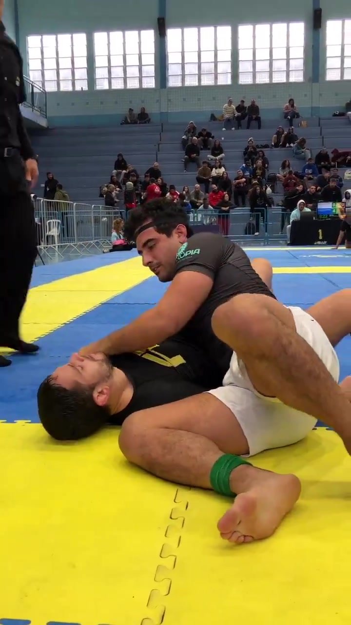 Facesitting: Caked up wrestler - ThisVid.com