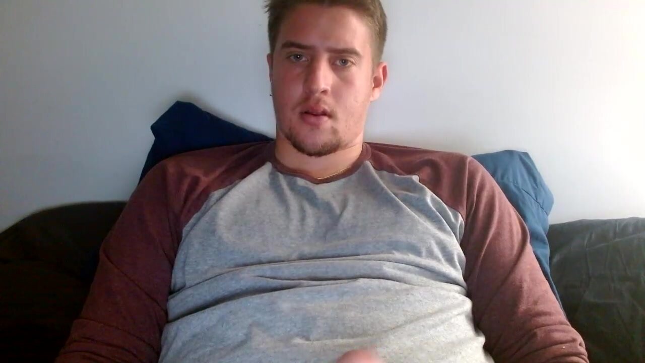 St8 Hunk Shows Off His Butt