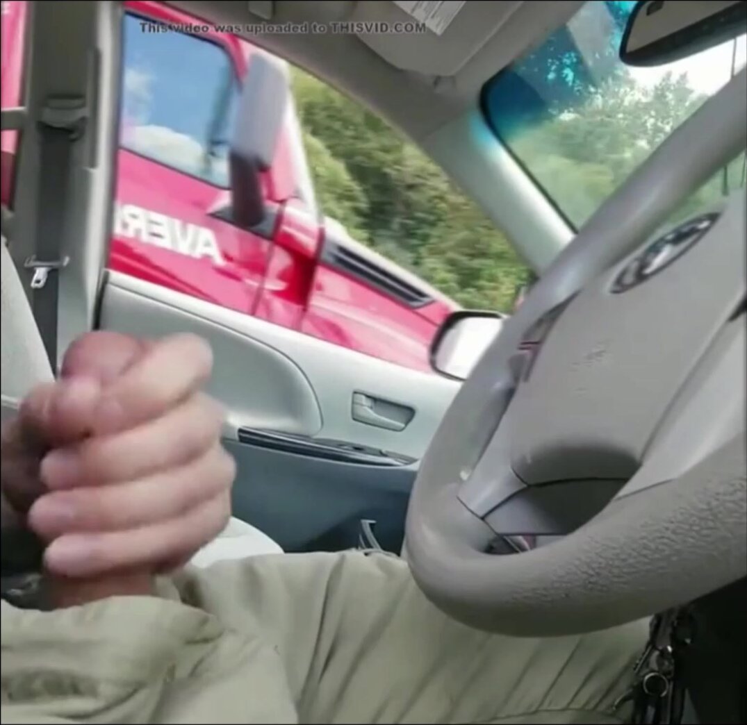 Lucky guy flash truck & gets sucked off by str8 trucker - video 2