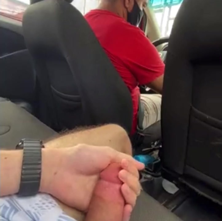 Jerking in taxi / punheta no Uber