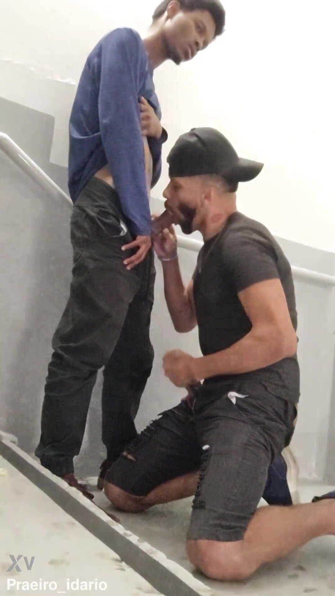 Pauzudo dando pro novinho na escada