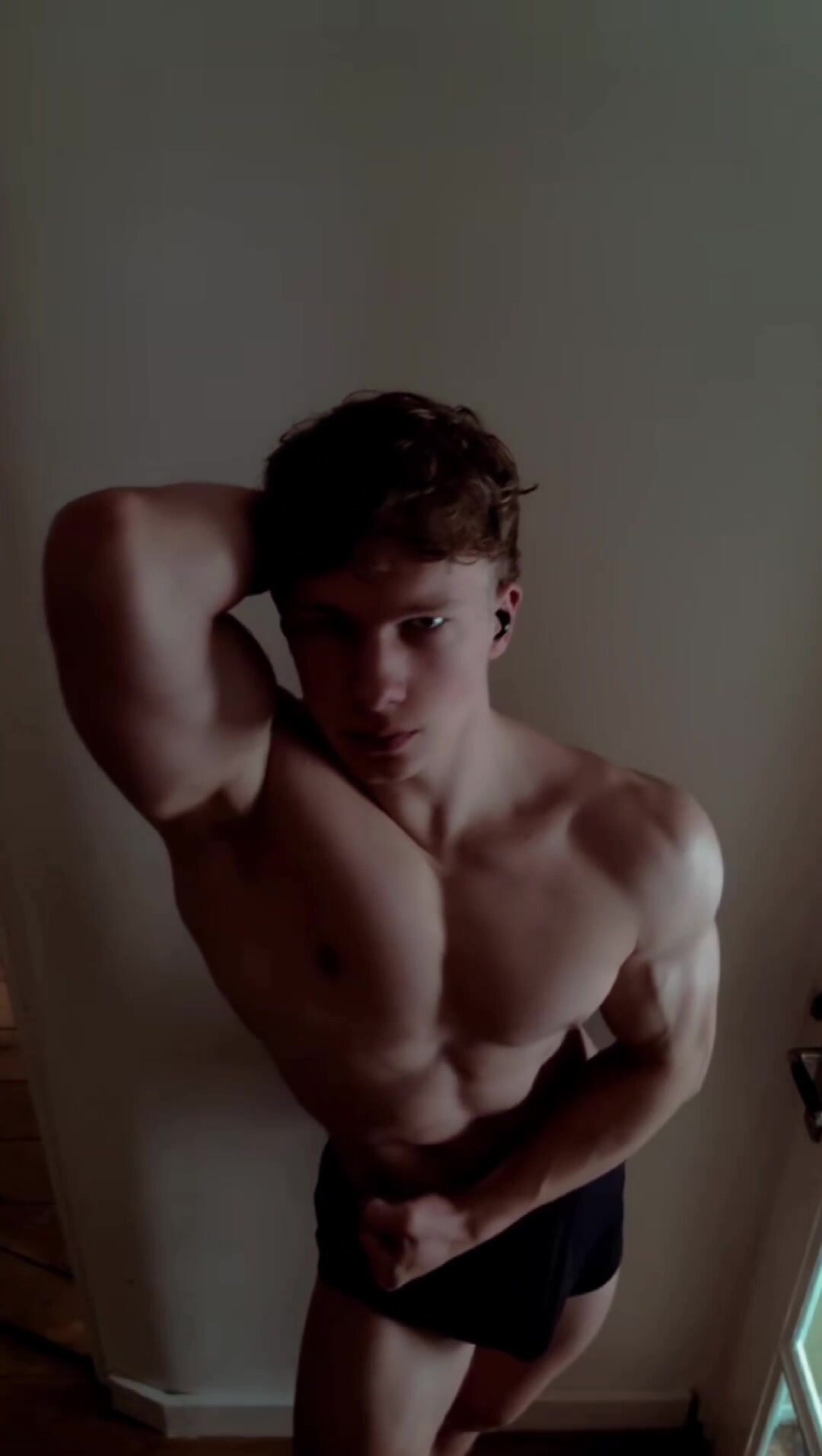 Muscle guy flex