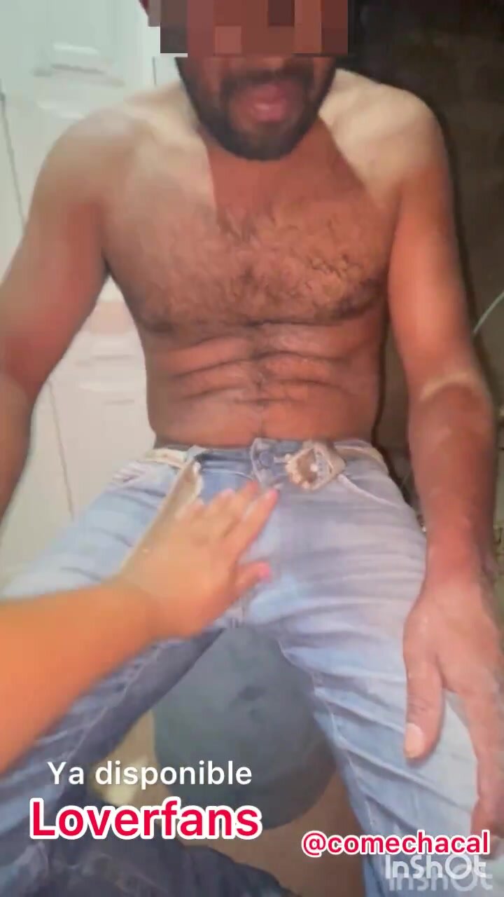 Obrero borracho se deja manosear