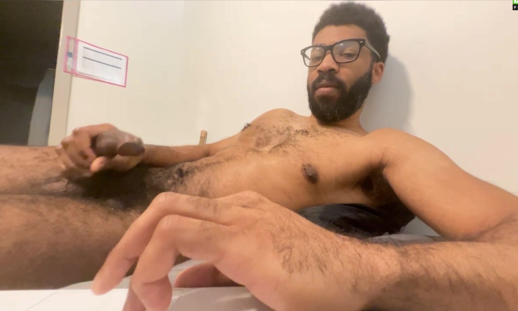 Hairy man is jerking is bbc on cam (no cum)