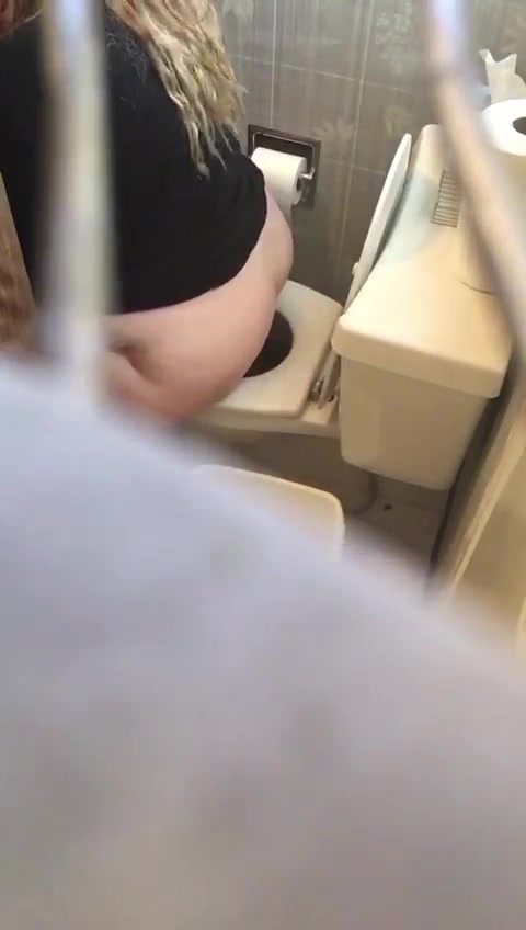 Bbw pooping diarrhea on the toilet hidden camera