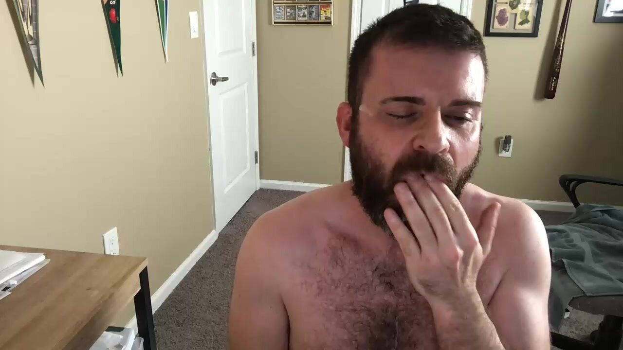 Hairy Otter Guy Cums On His Face