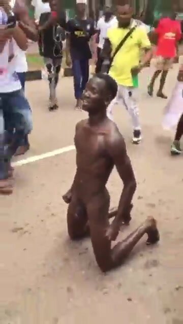 Nackter Protest in Afrika