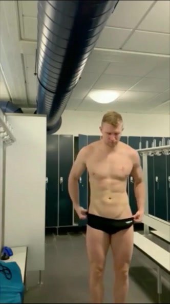 Je montre ma bite dans les vestiaires