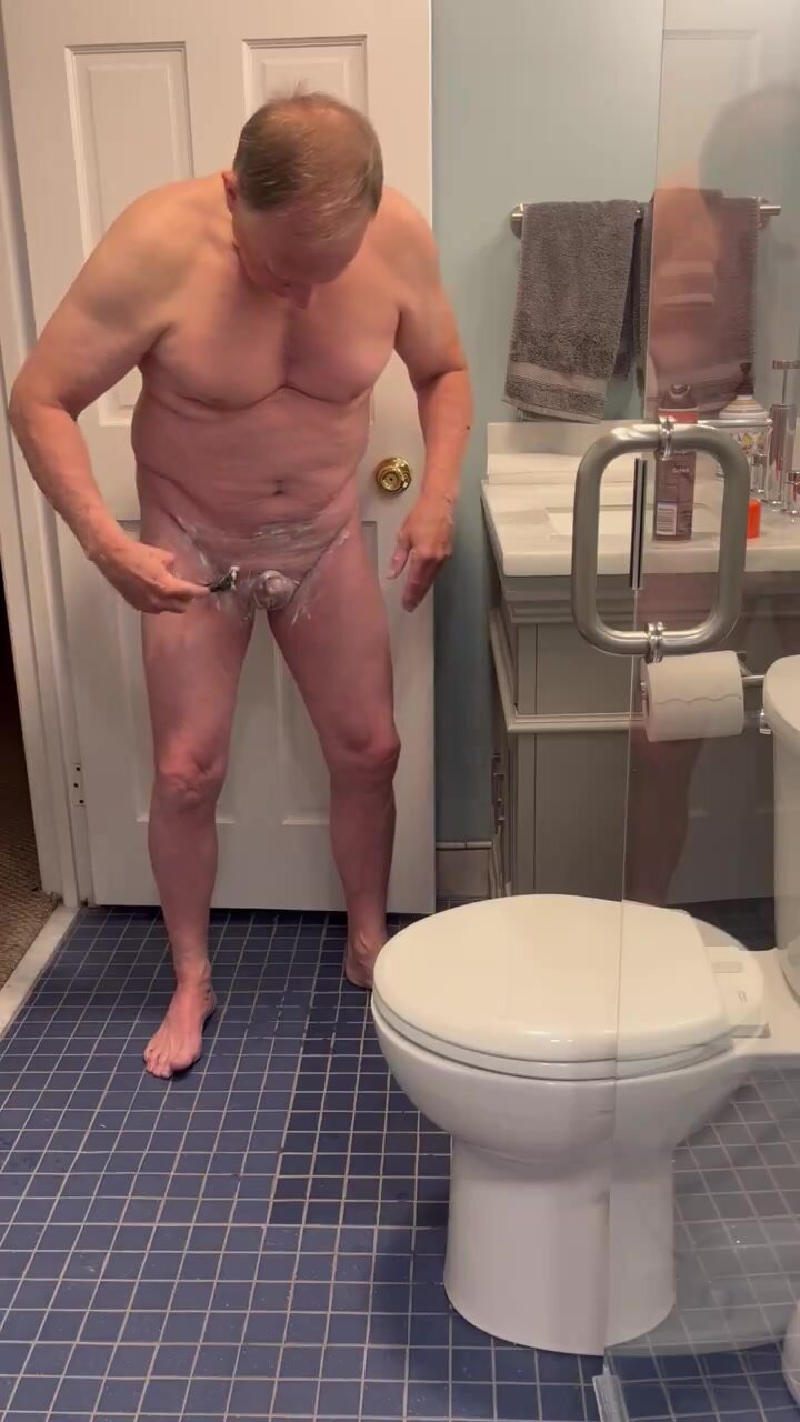 Small cock daddy faggot shaves his micro dick