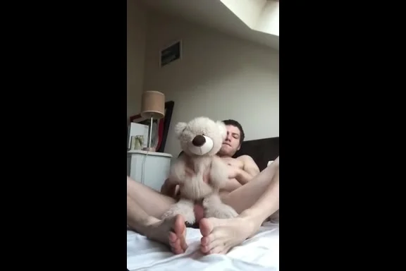576px x 384px - Twink cumming after humping teddy bear on bed - ThisVid.com