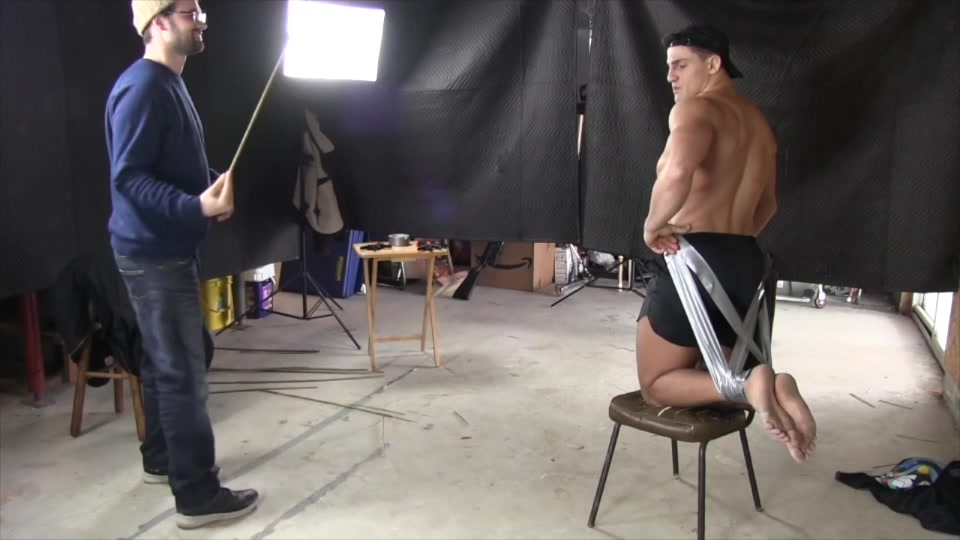 Bodybuilder gets his feet whipped