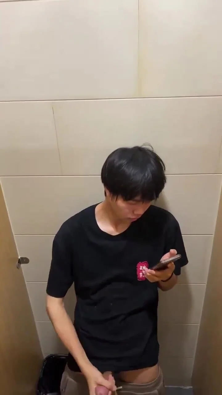 廁所偷拍大雞男 - ThisVid.com