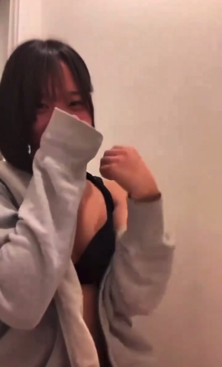 Girl pooping at home toilet - ThisVid.com