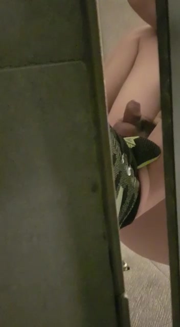 toilet spy - video 784