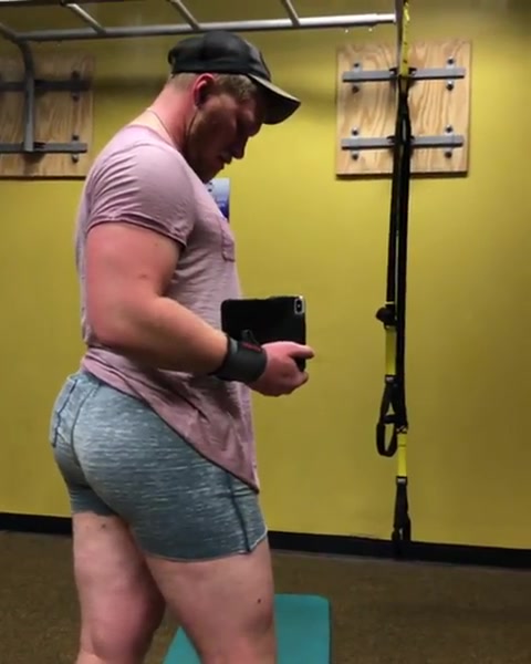 WHO ELSE WANTS TO SNIFF HIS  FAT ASS AFTER A WORKOUT?