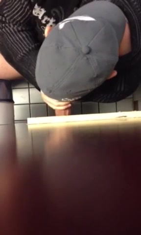 Bro offering good head in the men\