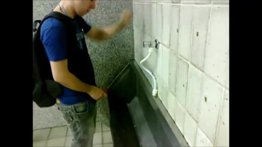 Machos mijando 3