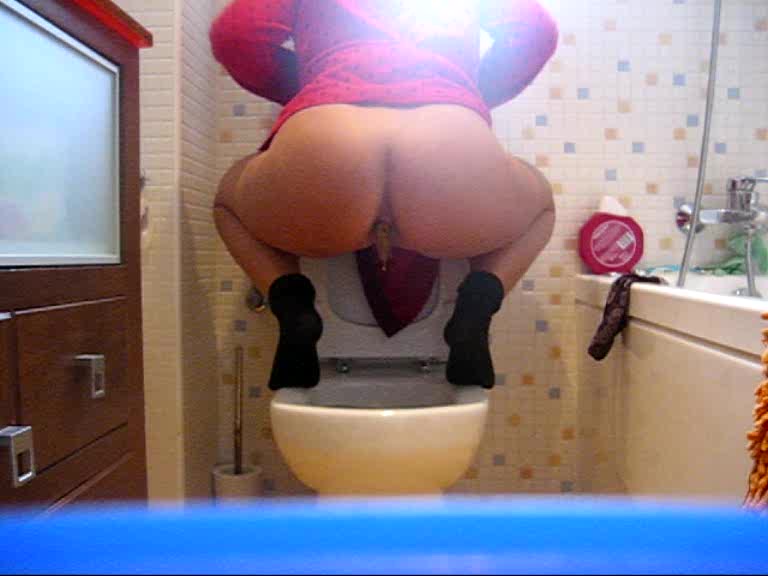 Milf squats over toilet and poops for us