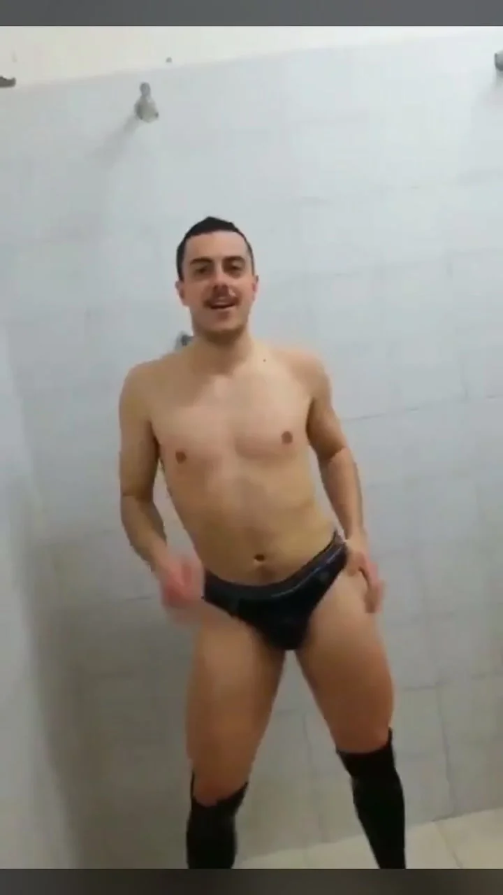 Football player dancing in shower - ThisVid.com