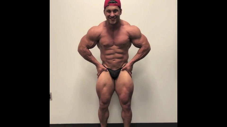 Hugee young Musclemonster Posing 1