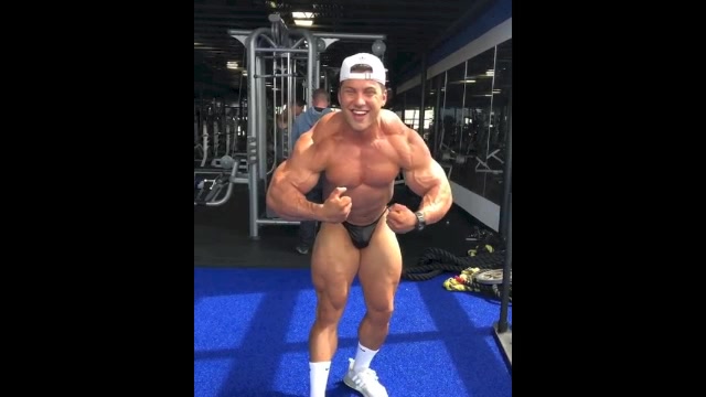 Hugee young Musclemonster Posing 4