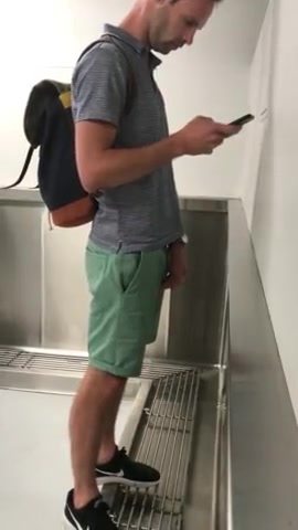 HOT GUYS PISSING AT THE URINAL978