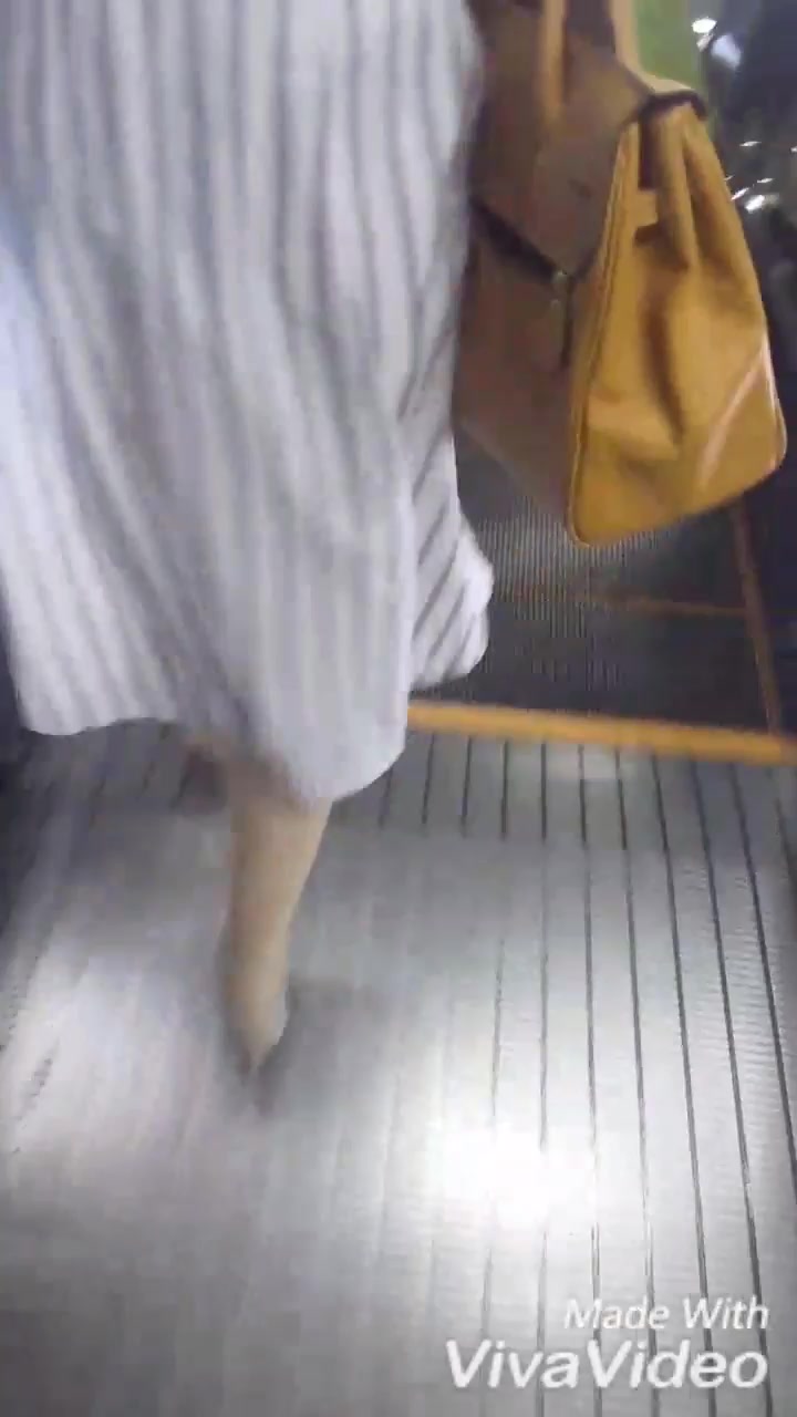 Public cum on Japanese girl on escalator 5