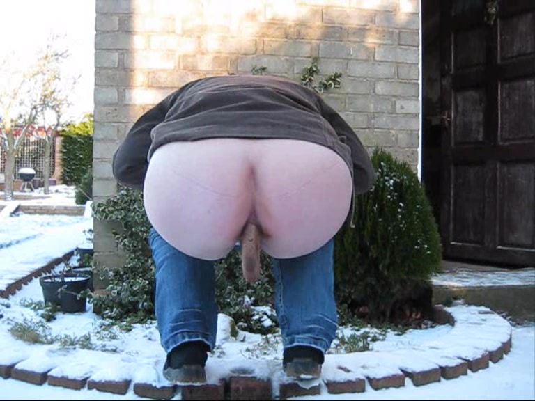 Milf drops a big turd outside in the snow