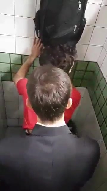 jovenes en el baño